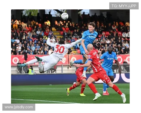 万名那不勒斯球迷现场助威罗马警方面临巨大安保压力